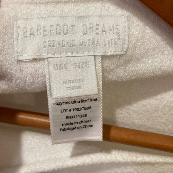 Barefoot Dreams poncho. Creamy white. Buttery fabric. NWOT. One size fits all. - Picture 4 of 4